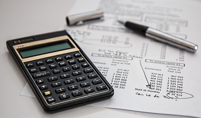 Calculator și documente fiscale pe un birou pentru calculul CASS PFA